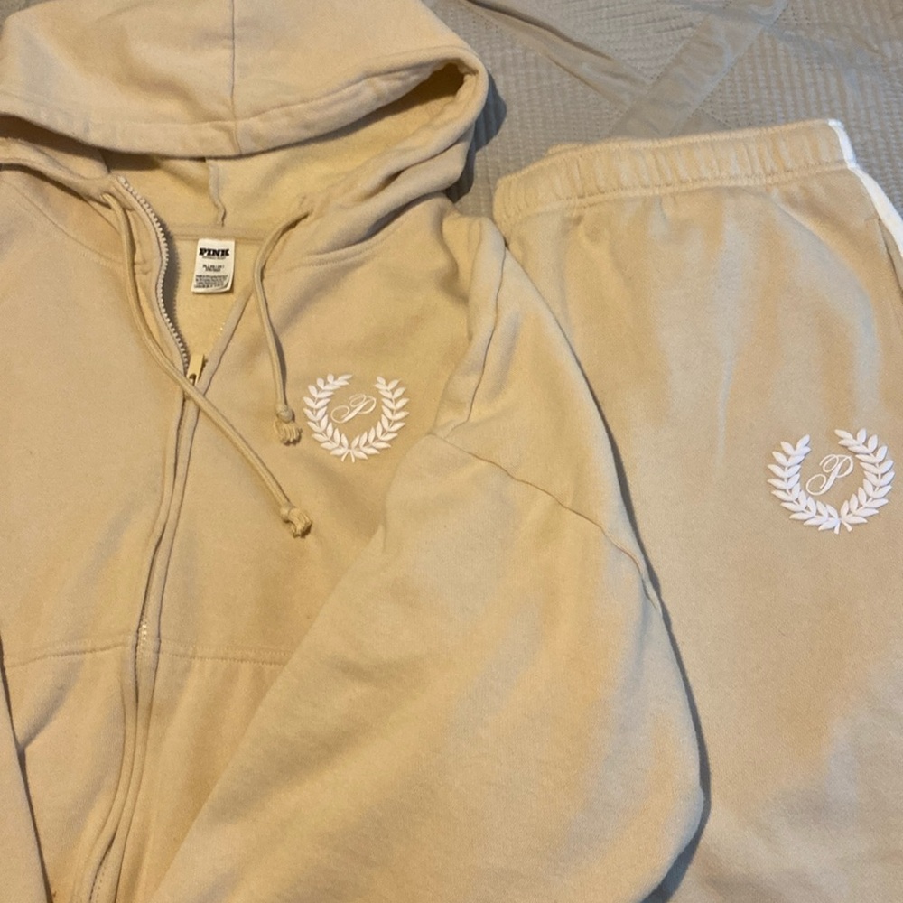 VS PINK Sweatsuit set. Sweatpants & zip up hoodie. Excellent condition!